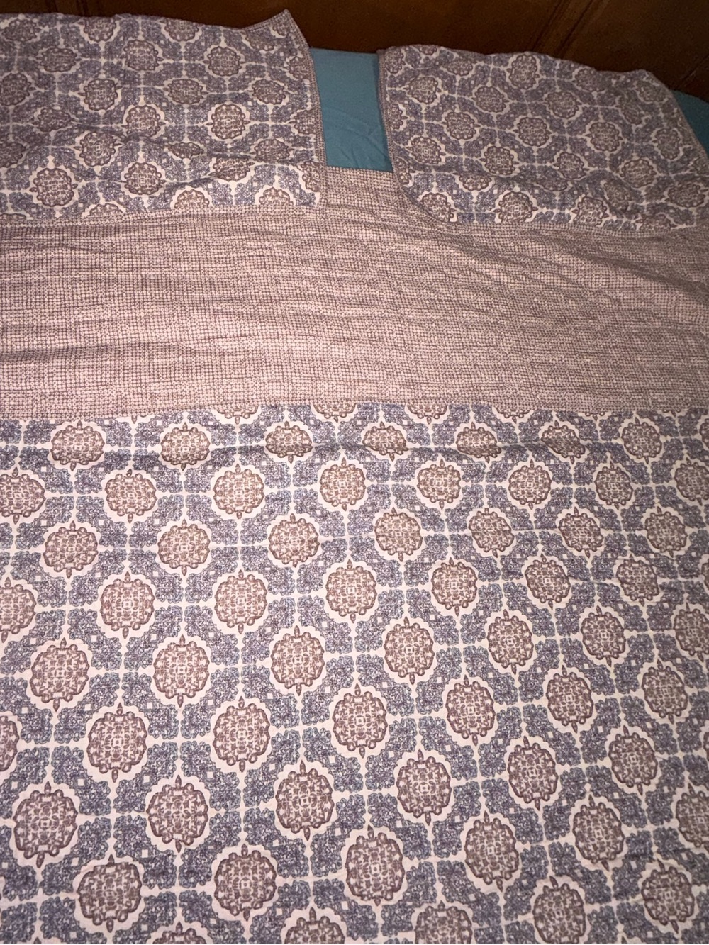 Like new India Hicks Island Living reversible quilt & shams Queen